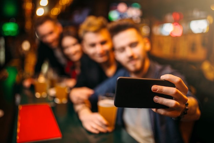 Navigasi cepat di layar ponsel pengguna dewasa